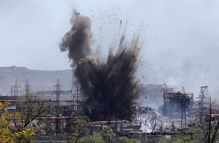 Las Fuerzas Armadas de Ucrania afirman que las tropas rusas siguen bombardeando la planta de Azovstal