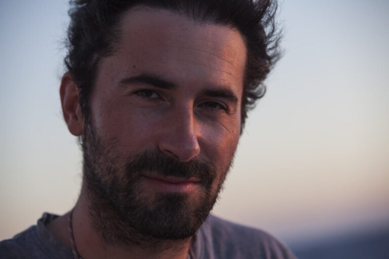 Agus Morales gana el Premio Saliou Traoré con «Una chabola al final del camino»