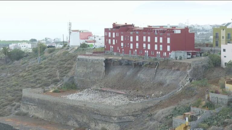 Unas 40 personas desalojadas de un edificio de Arucas tras derrumbarse un muro