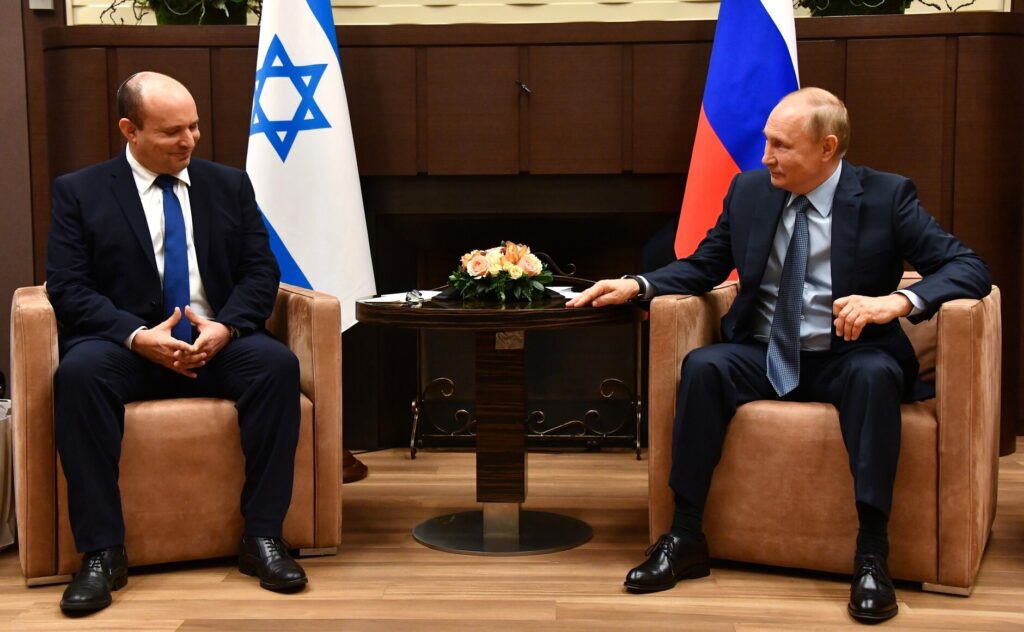 Putin dice a Bennett que el Ejército ruso está "listo" para garantizar la evacuación de civiles de Azovstal
