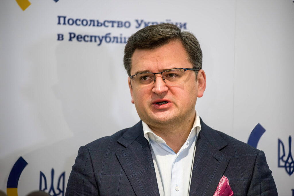 Kuleba advierte de que Putin puede anunciar algo "grandioso" el lunes pero dice que Ucrania "está lista"