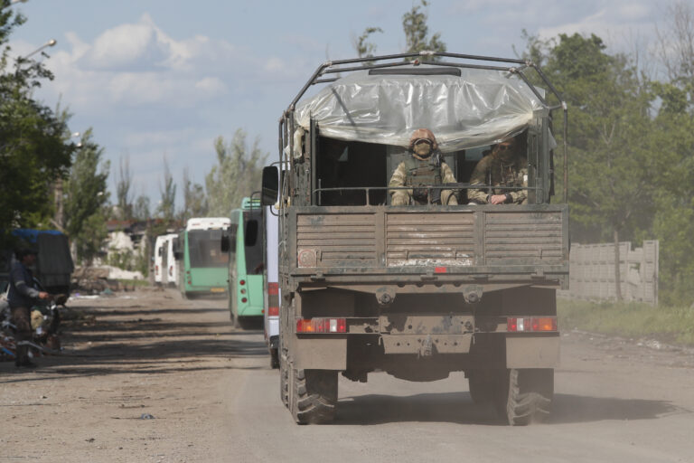 El Ejército ruso encuentra en Azovstal una camioneta con más de 150 cuerpos de soldados ucranianos
