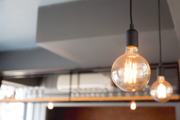 El precio de la luz se duplica este lunes hasta los 71 euros/MWh