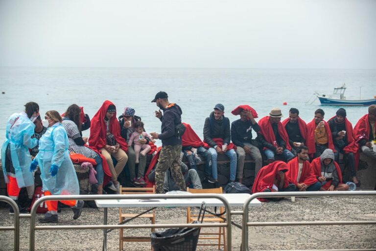 Canarias y ACNUR insisten en la necesidad de un reparto de los menores migrantes entre las comunidades autónomas