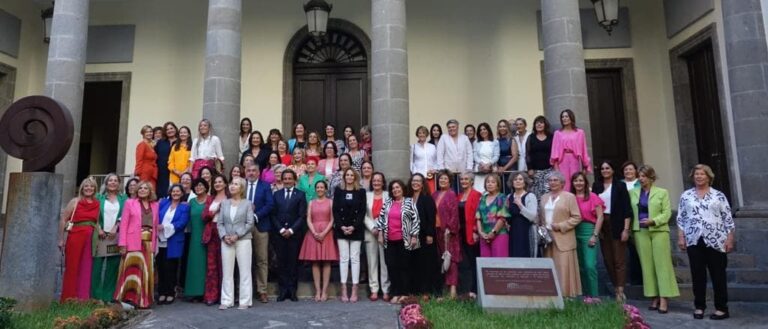 El Parlamento de Canarias rinde tributo a las 113 diputadas en los 40 años de autonomía