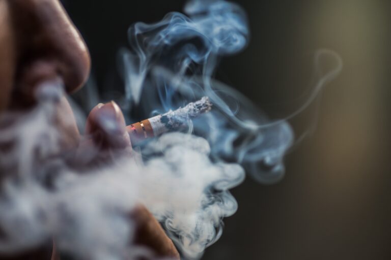 Sanidad financia un nuevo tratamiento para dejar de fumar en 25 días
