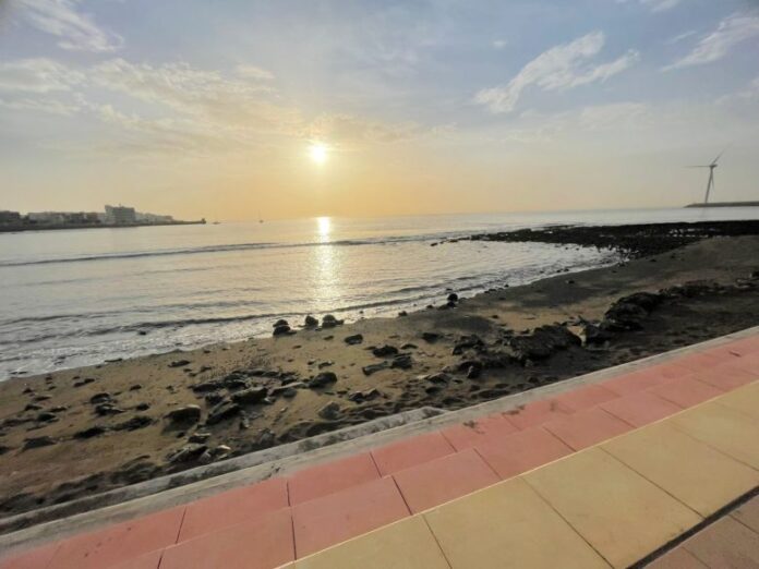 La playa de Arinaga se abre al baño