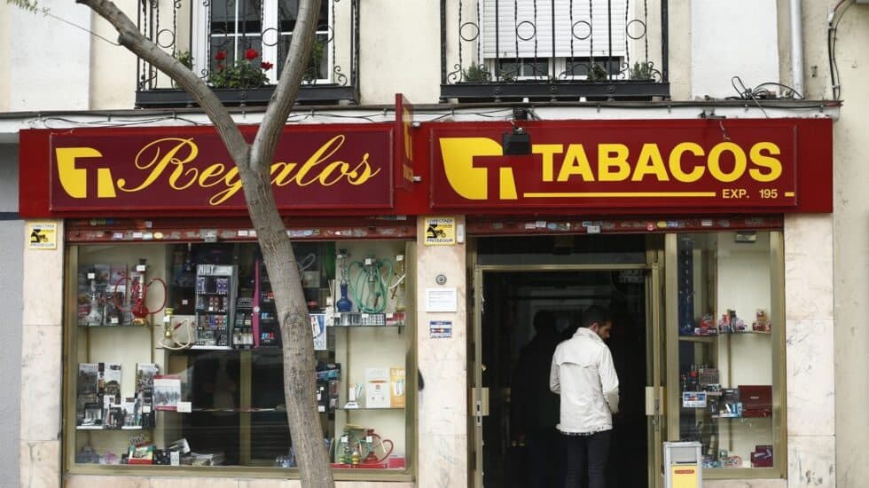 Los puntos de venta canarios se arriesgan a multas desde este domingo si venden tabaco negro mal etiquetado