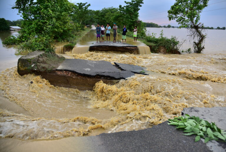 Al menos 74 muertos por las lluvias que azotan la India y Bangladesh