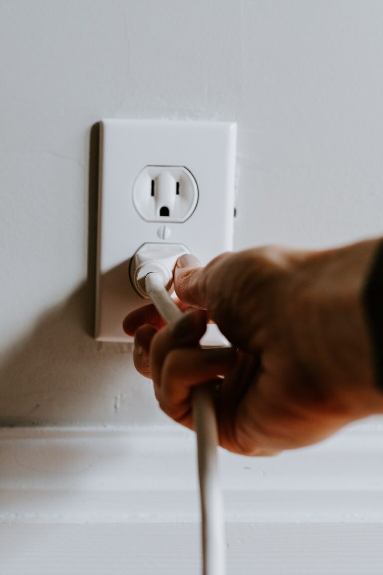 La luz cae un 33% y queda con su precio más bajo del mes