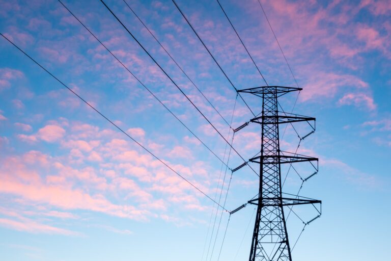 La luz baja nuevamente un 7% hasta 172,39 euros/MWh