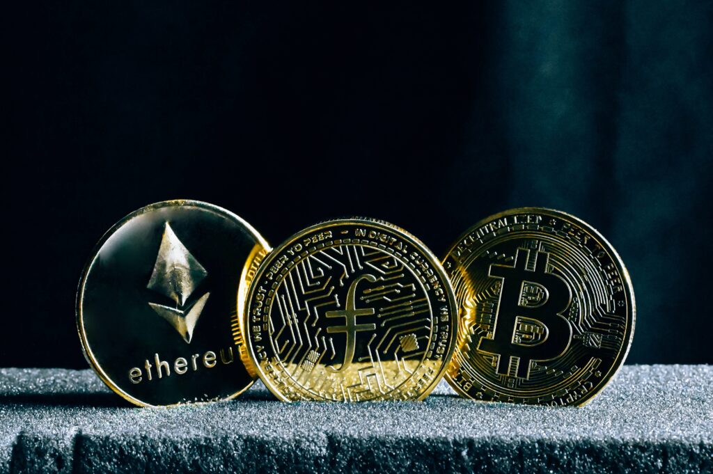 Imputan a tres personas por una presunta estafa con criptomonedas