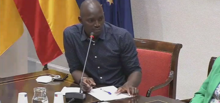 Un migrante maliense relata su testimonio en el Parlamento de Canarias