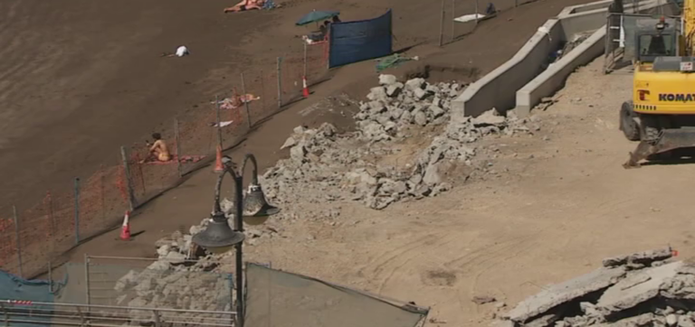 Costas ordena el derribo del muro de hormigón del Paseo de Melenara