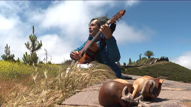 La música como vehículo de unión con la tierra en el arte de Juan Mesa