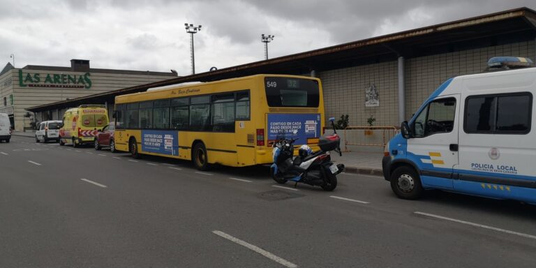 La colisión de una guagua y un turismo en la GC-2 deja ocho heridos leves