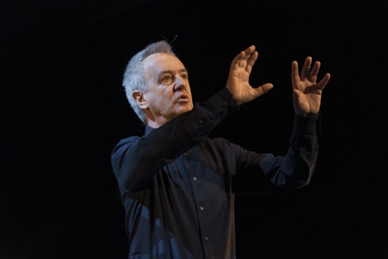 Carlos Hipólito protagoniza ‘Oceanía’ en el Cuyás