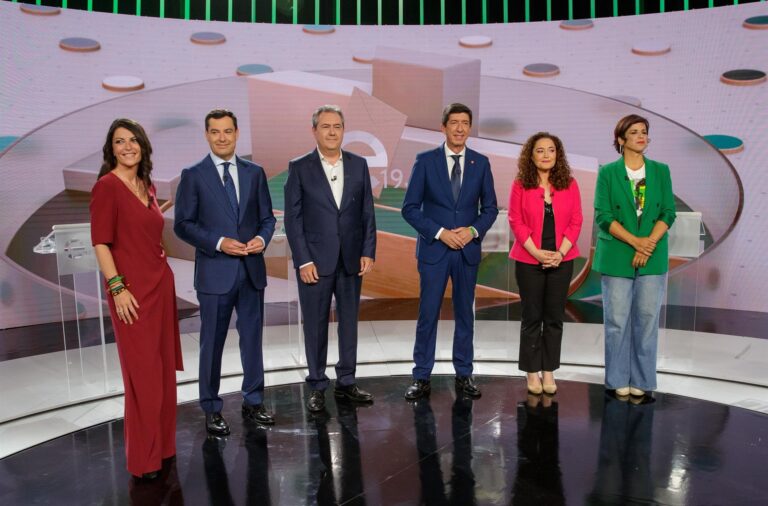 Moreno salva la presión de Olona y Espadas pero deja en el aire un pacto con Vox
