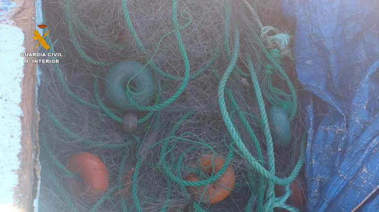 La Guardia Civil sorprende a una embarcación de pesca usando artes de enmalle prohibidos