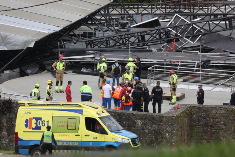 Cuatro trabajadores heridos, dos graves, al caer un escenario en Santiago de Compostela