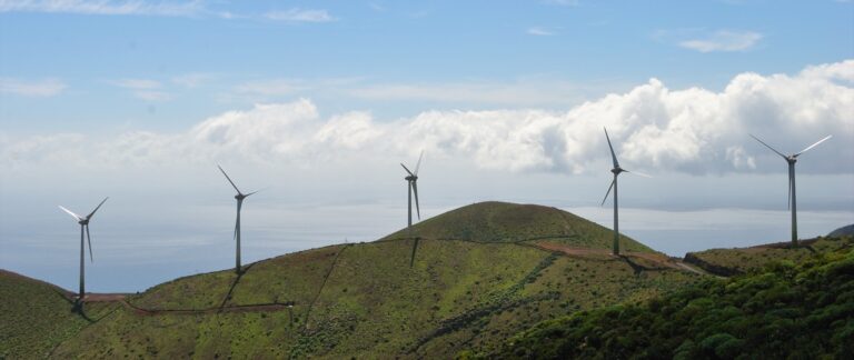 La generación eléctrica con renovables crece un 8 % en Canarias y supone el 20 % del total