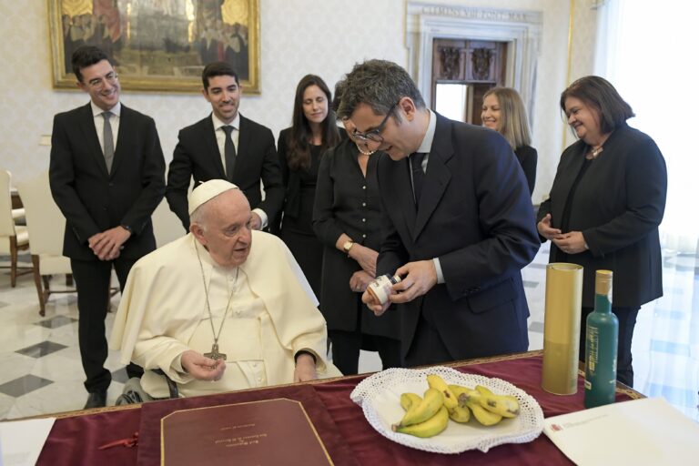 El ministro Félix Bolaños le regala al Papa plátanos de La Palma