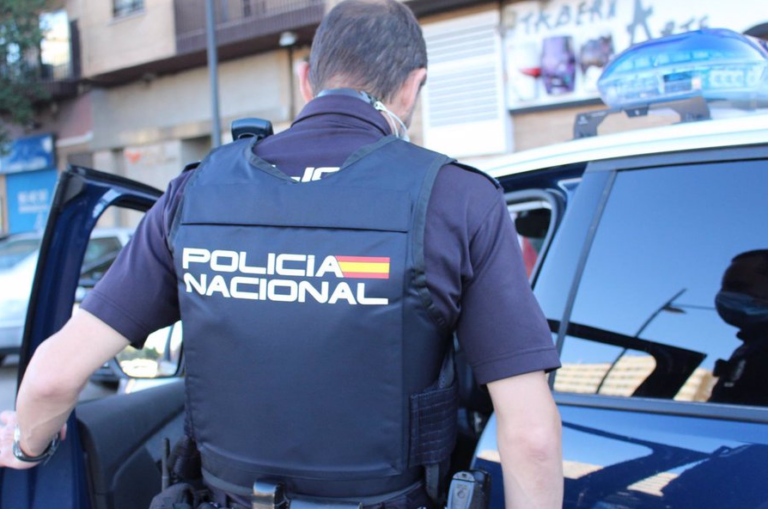 Detenida por rociar ácido acético sobre un conductor de guagua en Telde, en Gran Canaria