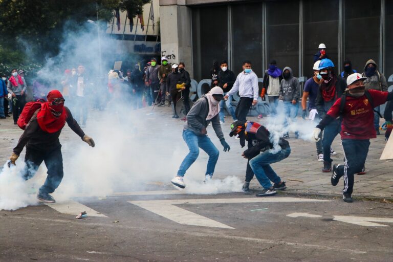 El gobierno de Ecuador anuncia la reducción del precio de los combustibles