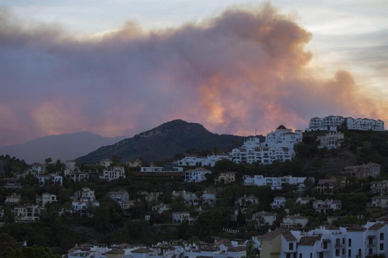 Sierra Bermeja vuelve a quemarse nueve meses después y obliga a desalojos