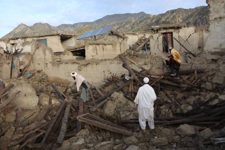 Aumentan a 1.200 los muertos por el terremoto en el este de Afganistán