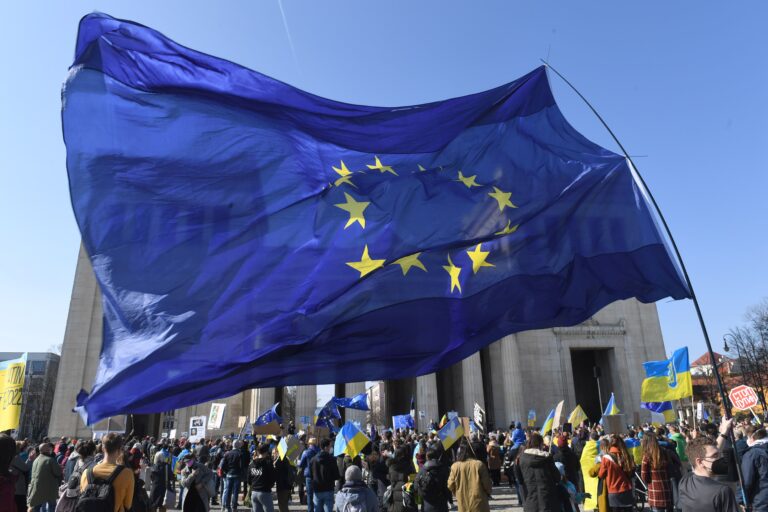 La UE ve en el estatus de candidato para Ucrania un «momento decisivo»