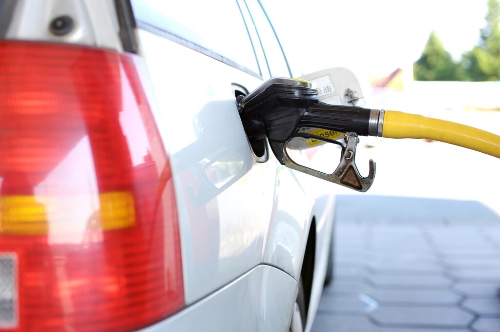 La gasolina encadena su novena caída y se sitúa en niveles de febrero