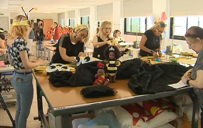 Mujeres desempleadas elaboran disfraces para niños de familias con escasos recursos