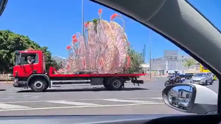 Una candidata tiene que superar una prueba para participar en la Gala de la Reina del Carnaval de Tenerife