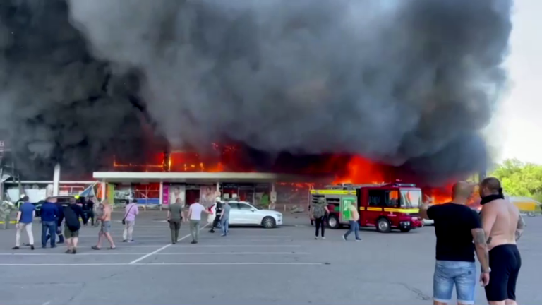 Varios misiles rusos impactan sobre un centro comercial con un millar de civiles en Kremenchuk