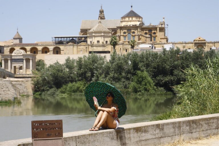 El calor extremo, hasta 42 grados, pone en aviso trece comunidades