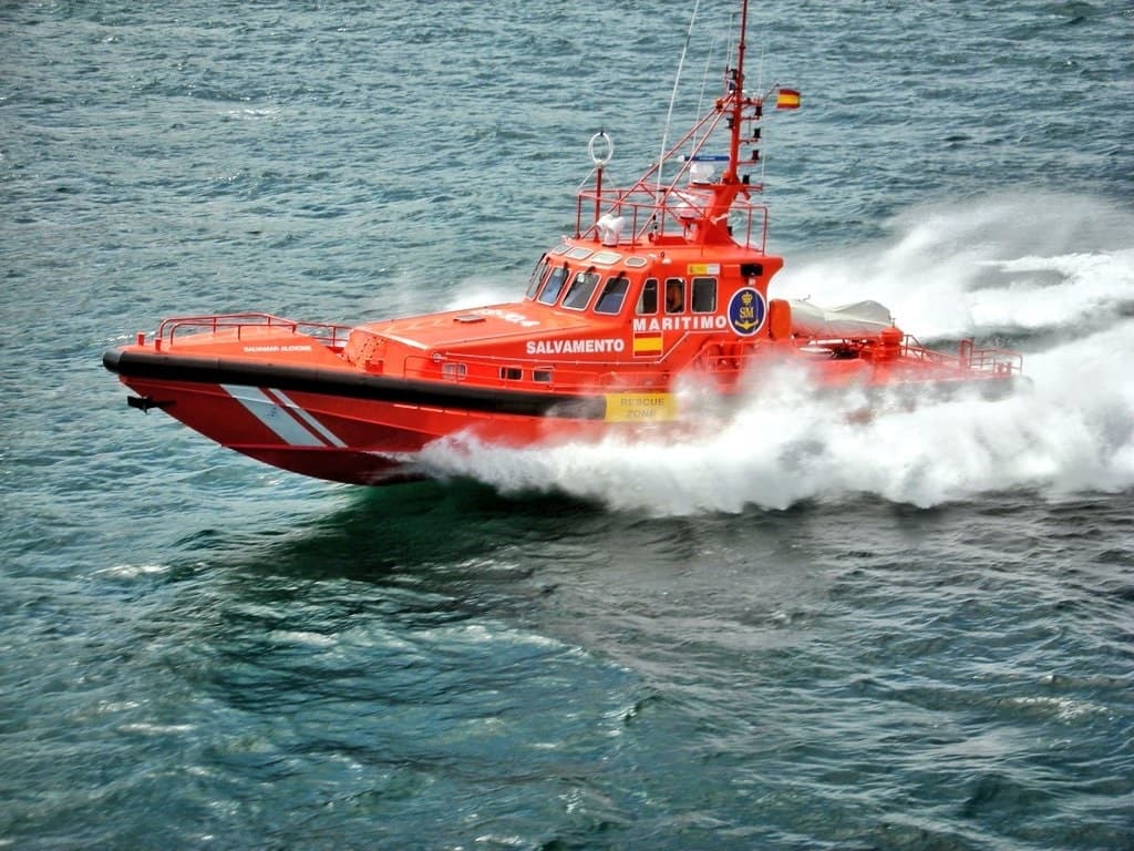 Rescatan a 44 ocupantes, entre ellos un niño, que viajaban en una neumática al este de Fuerteventura