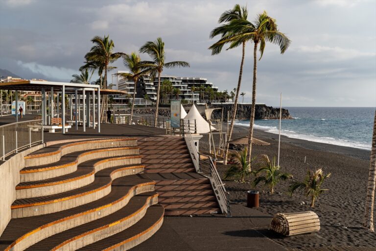 El Cabildo de La Palma abre el acceso a una parte de Puerto Naos durante cuatro horas al día