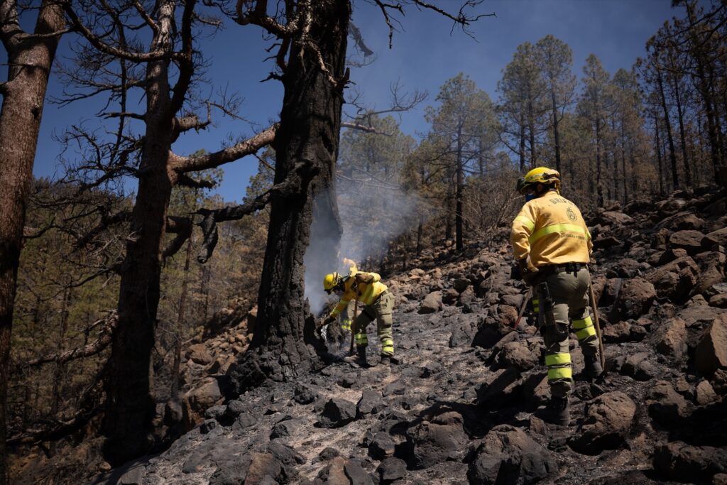 El incendio de Tenerife sigue sin estar controlado pero podría pasar este miércoles a nivel 1