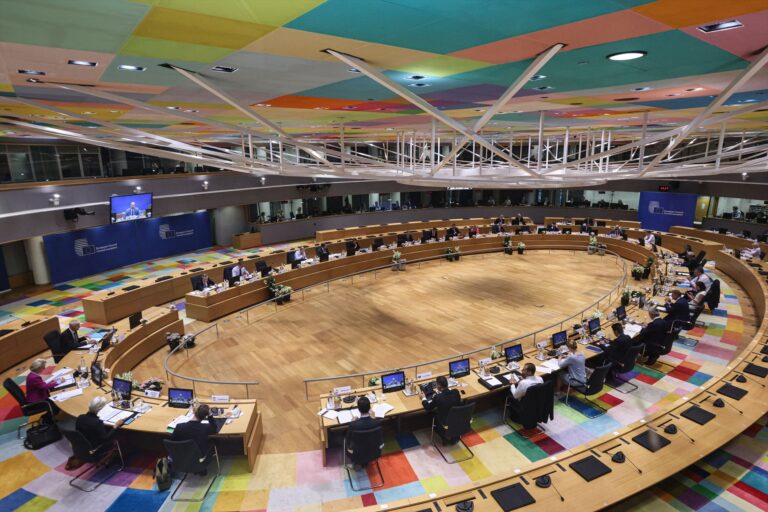 La UE aprueba prorrogar seis meses las sanciones contra Rusia
