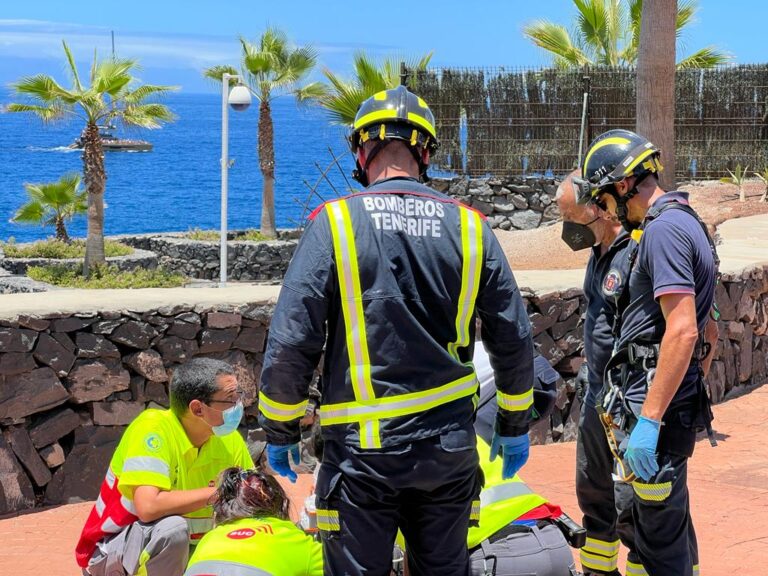 Muere ahogado en una playa del sur de Tenerife y otras 5 personas rescatadas