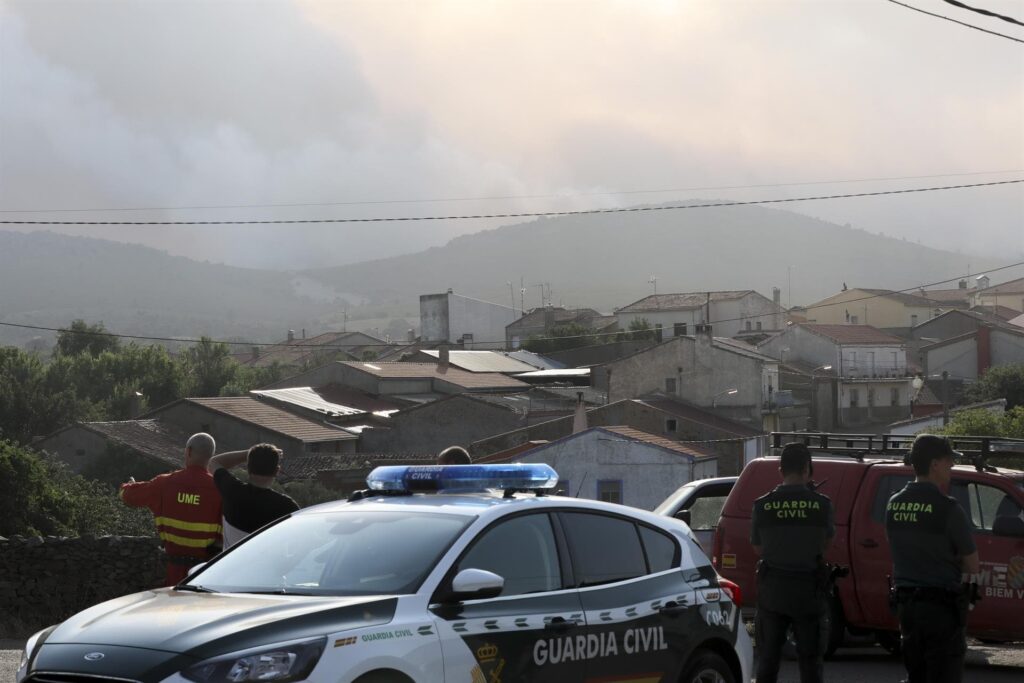Varios incendios activos en la península