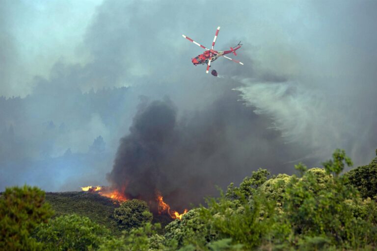 El incendio de Tenerife quema más de 800 hectáreas y alcanza el Parque Nacional del Teide