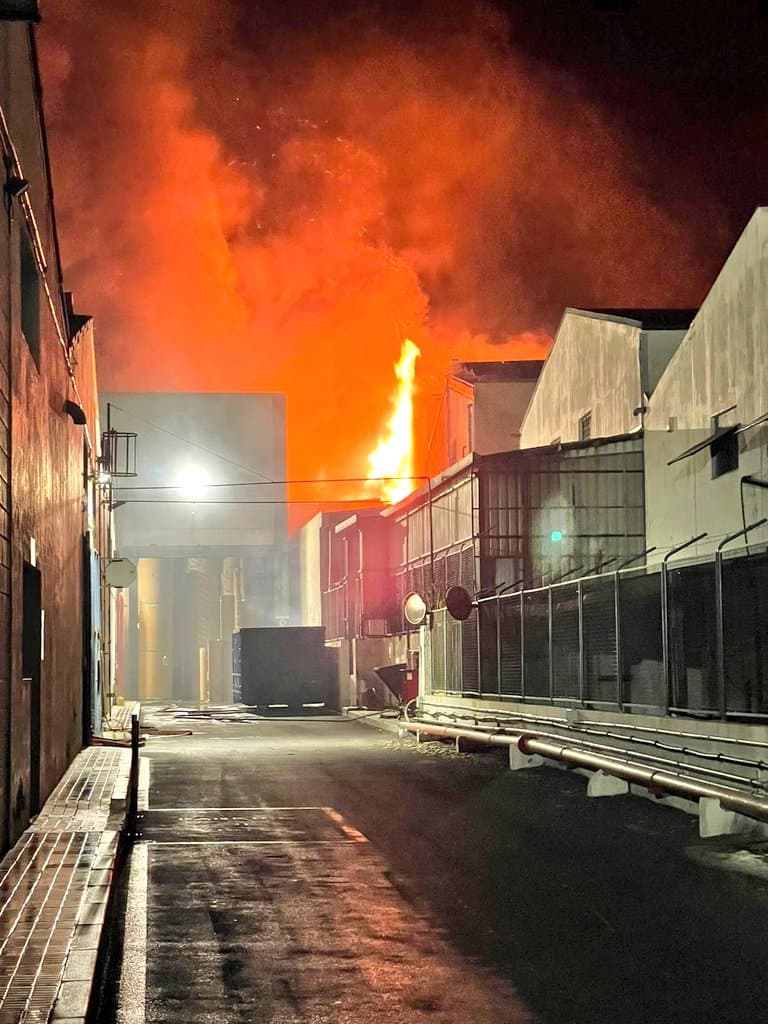Controlado el incendio en un polígono de Santa Cruz de Tenerife