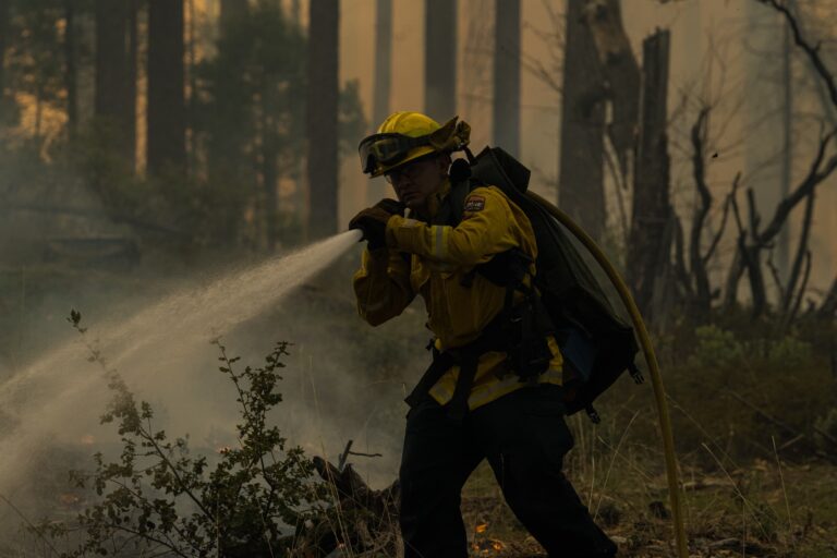 El fuego amenaza las secuoyas milenarias del parque de Yosemite en California 
