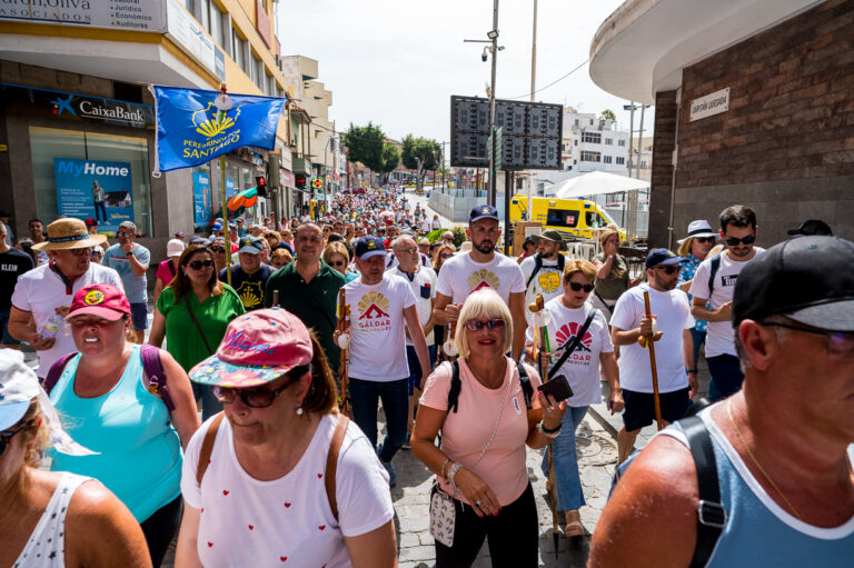 Miles de personas peregrinan a Gáldar con motivo del día de Santiago
