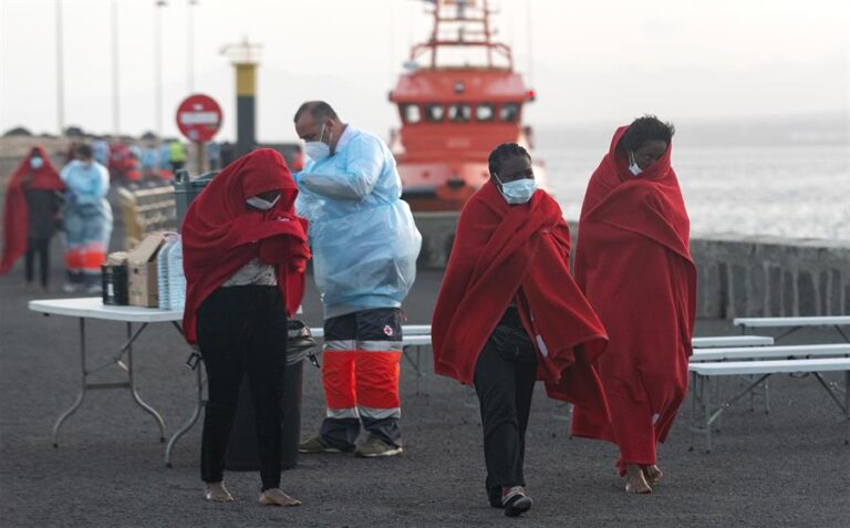 Mueren una niña de 4 años y una mujer en una zódiac rumbo a Canarias