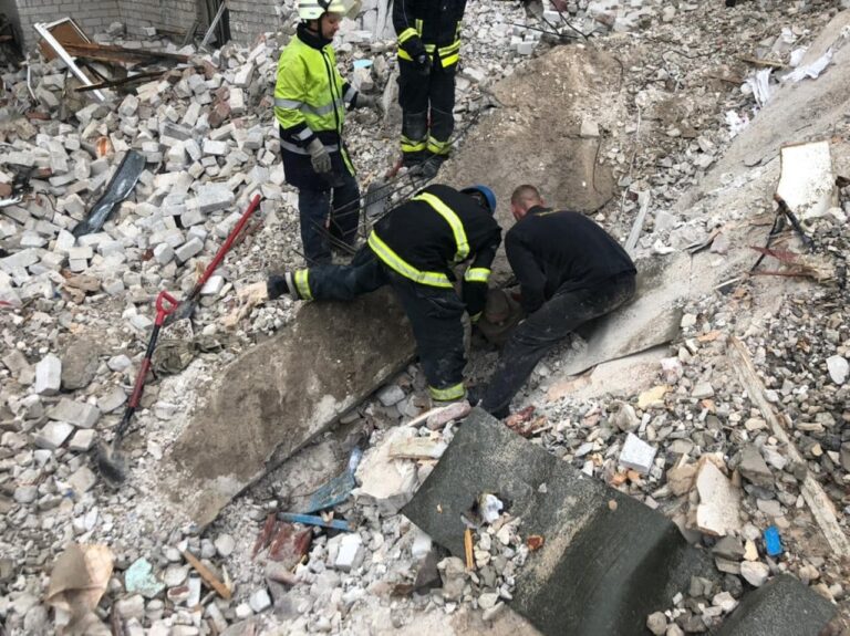 Al menos 33 muertos tras un bombardeo ruso en la ciudad ucraniana de Chasovoy Yar