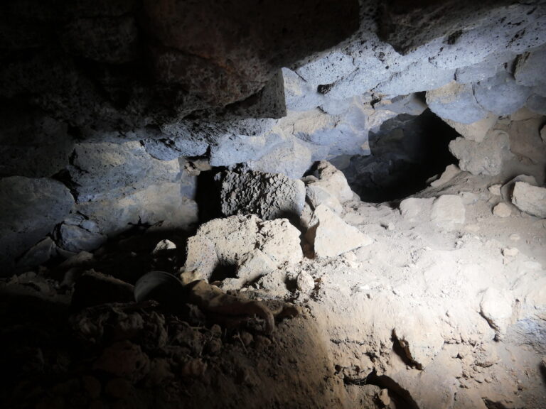 Excavan tubo volcánico en una casa de Lanzarote en busca de rastro aborigen