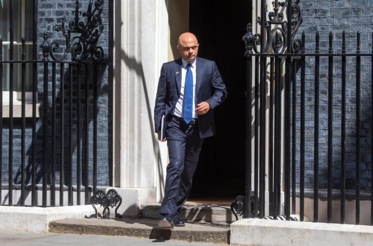 El Gobierno británico sigue sumando dimisiones mientras se estrecha el cerco sobre Johnson